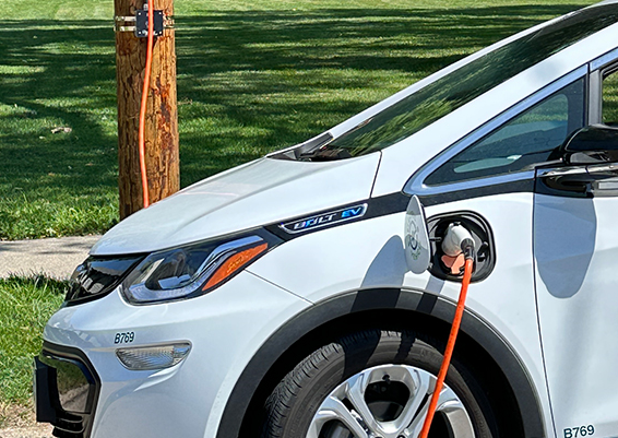 Ya está disponible para los conductores la estación de carga de vehículos eléctricos montada en un poste